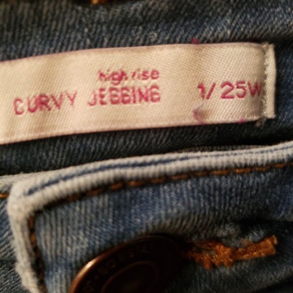 Very cute, distressed, high rise, curvy, jegging jean, size 1/25. Great shape. - Picture 3 of 6